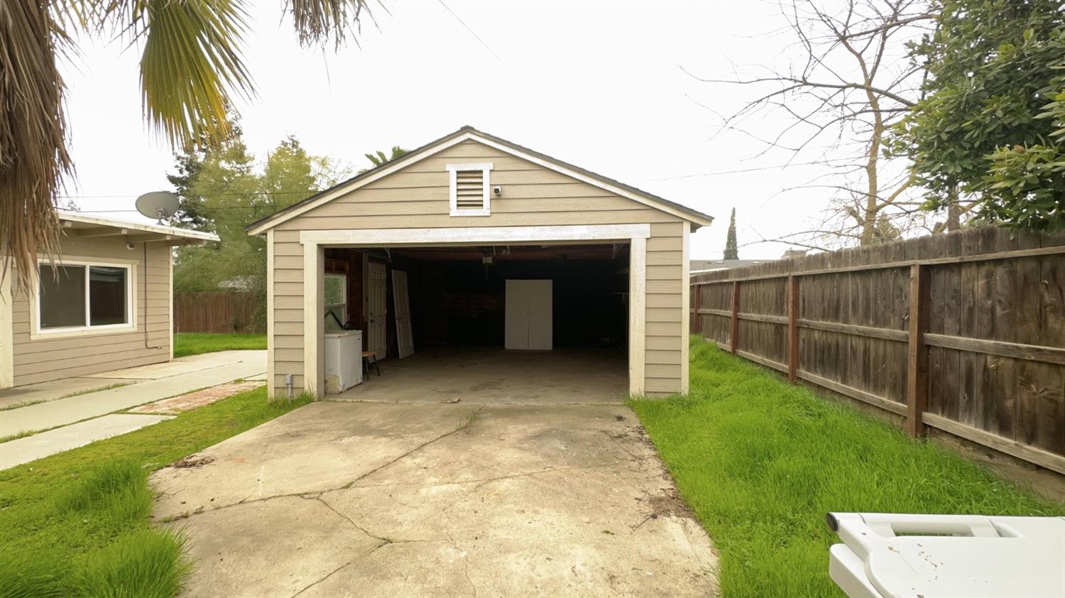 82 E Sussex Way, Fresno, CA 93704